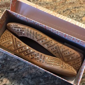 GB Gianni Bini Nude Flats NIB